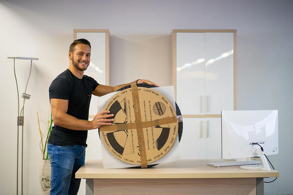Alufelge Verpackung Schritt 2 - Kartonscheibe als Felgenschutz anbringen